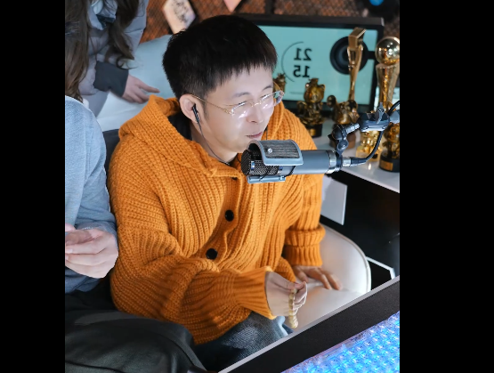 王冕关闭美颜,跟女友一起无美颜出镜