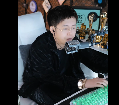 神豪承诺,只要王冕来线下必给买高档衣物