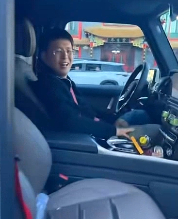 王冕亲驾驶新买大G,为好兄弟当婚礼头车