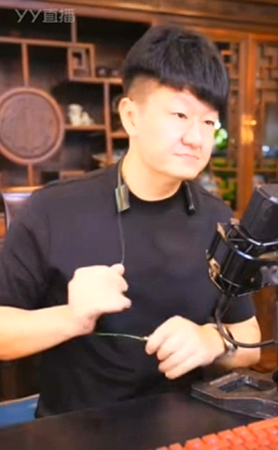 很心酸，佛老板100元打嘴巴！