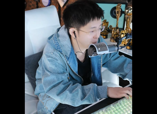 粉丝一直等待王冕开播，差点让王冕落泪