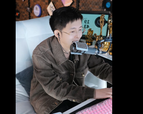 不会隐藏女友小舞台去发展，王冕正常开播