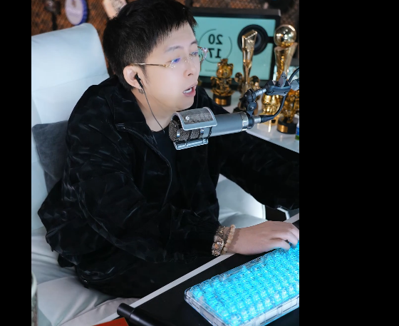 王冕线下找探戈哥相聚,花好几十万招待王冕