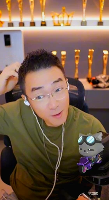 老毕与情丫吃了顿离婚饭,18号米线!