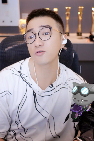 老毕改变自己，线上线下都一样