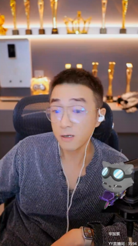 曾经的老毕，出门吃个面也有人合影！