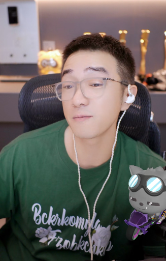 心情不好时!老毕就喜欢去KTV唱歌发泄