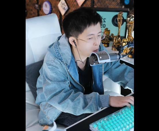 粉丝一直等待王冕开播，差点让王冕落泪