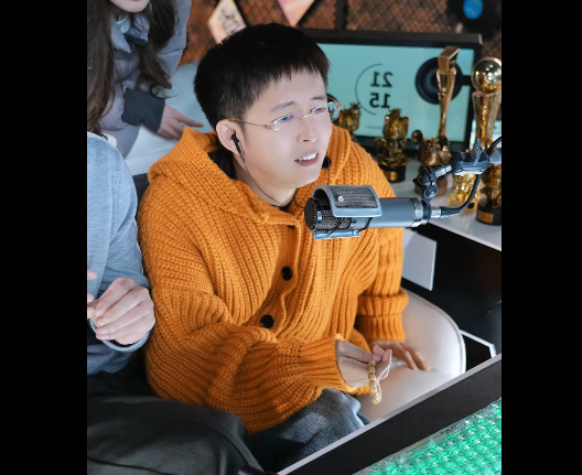 王冕关闭美颜,跟女友一起无美颜出镜