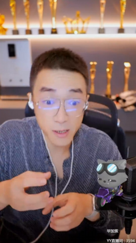 曾经的老毕，出门吃个面也有人合影！