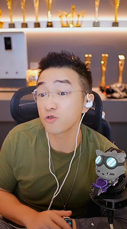 老毕不回应离开主播言论,不给其热度!