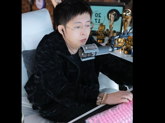 王冕无奈!上厕所都被女友盯着