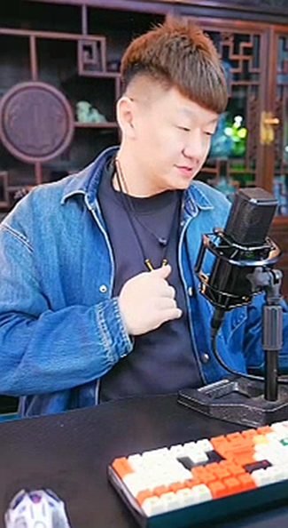 大佛开心到自扇!续约后从未收这么多礼物