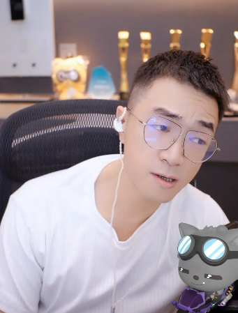 老毕谈主播签约的时长合同, 比上班强多了