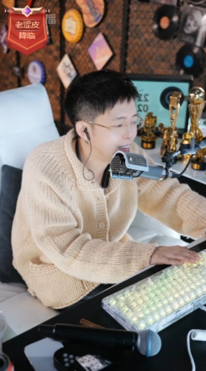 王冕和小绿同学吵架,让探戈哥来评理。