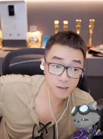 老毕谈自己还没续约呢,暂时没钱!