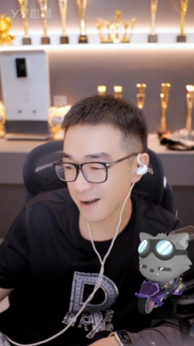 老毕晒iphone折叠机,前妻送的?