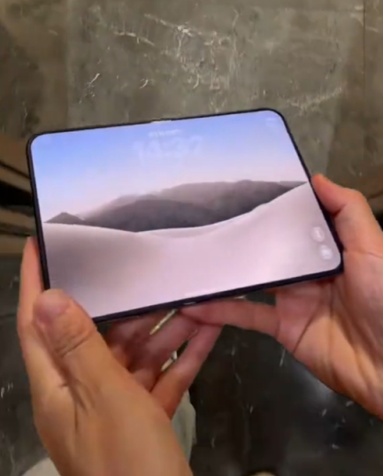 老毕晒iphone折叠机,前妻送的?